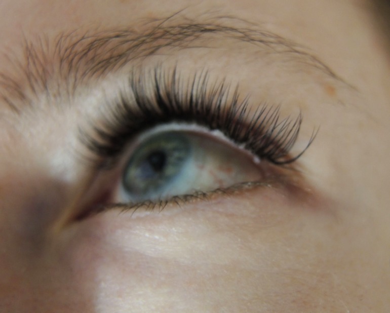 Отзыв о "конфетке" - наращивание ресниц =)