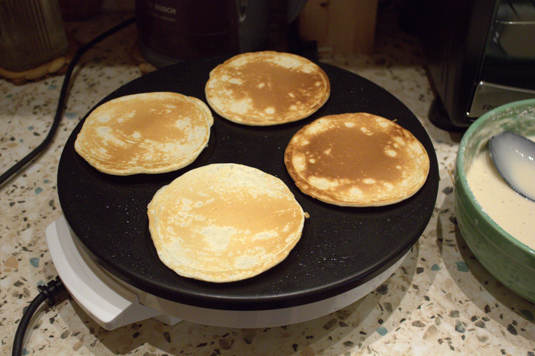 Блинные мини-тортики с сёмгой.