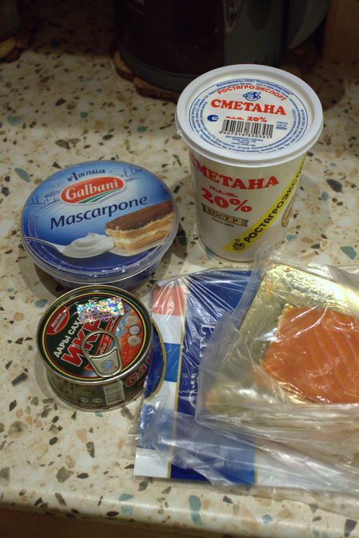 Блинные мини-тортики с сёмгой.