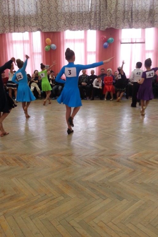 Наша первая медаль в танцевальном конкурсе.