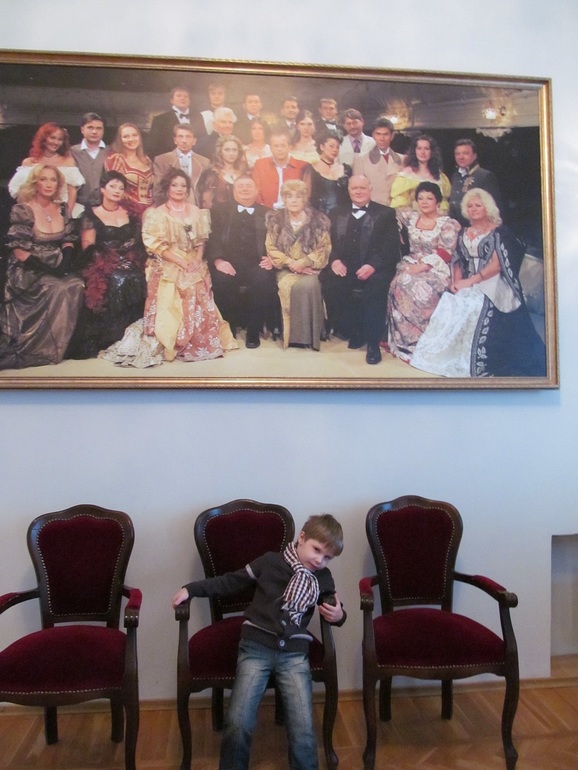 Теперь мы театралы)))