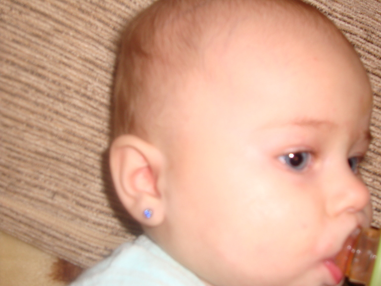 Теперь мы с серёжками)))