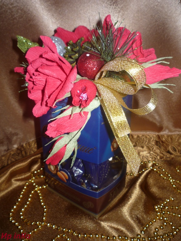 Бутылка шампанского и коробка конфет в новогоднем декоре, ёлочка.