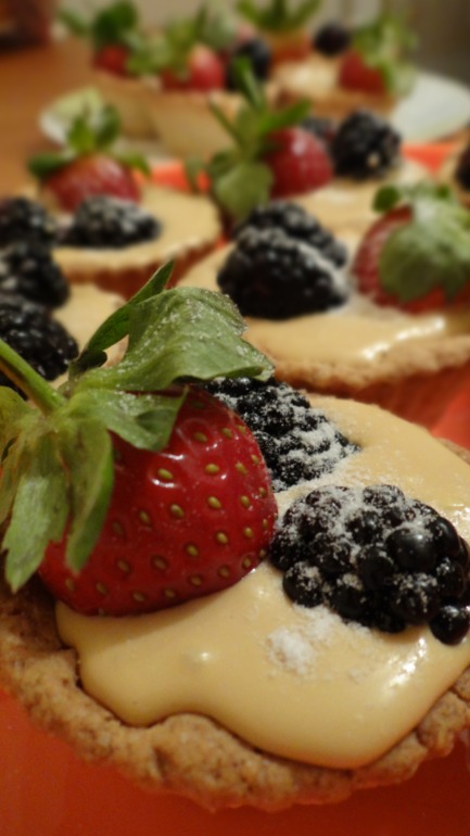 Песочные корзиночки с карамельным кремом и ягодами.....мммм.....