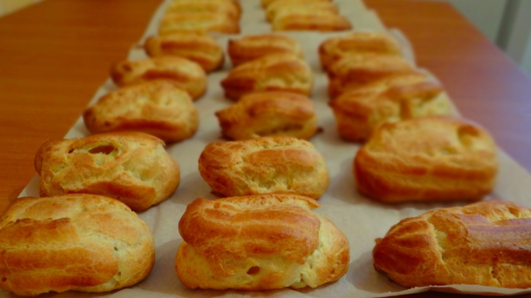 Эклеры с сливочно-заварным кремом и орешками.