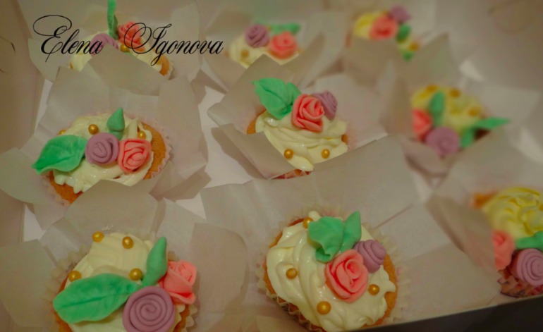 Маааленький тортик и капкейки.