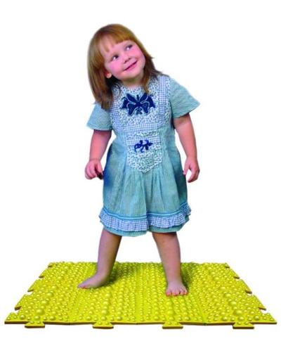 Маленькие ножки шагают по дорожке