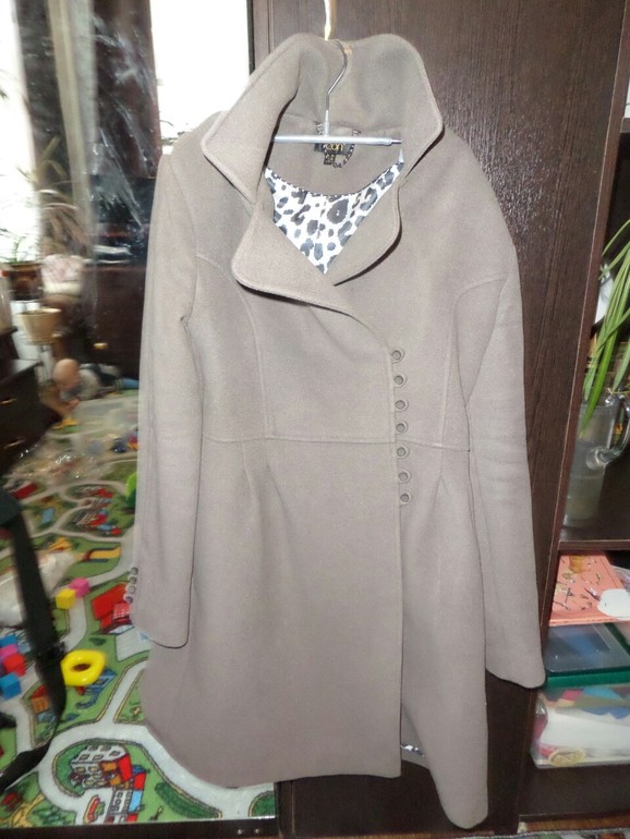 Женское пальто 48 р-р. Продам. 3000 руб.