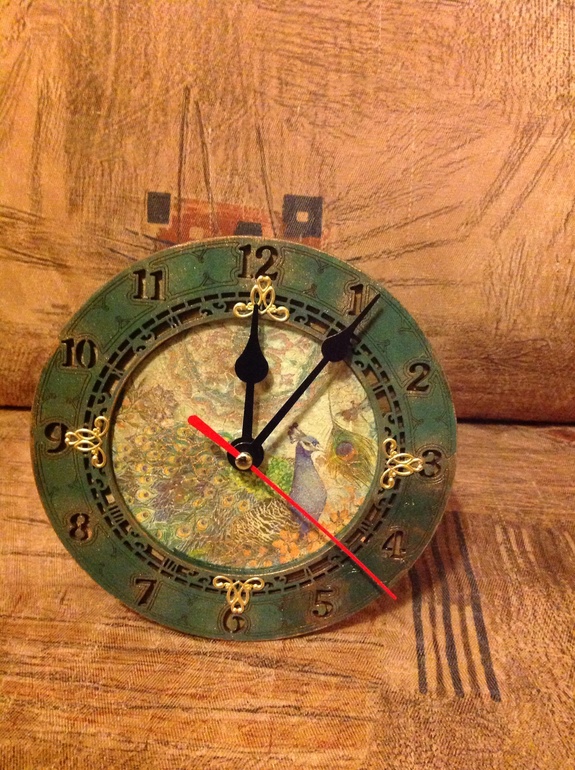 Вяжу  , носочки плотные как валеночки, пончо, свитера .а также попробовала сделать деревянные часики с милым оформлением, мне кажется прекрасный подарок любимым.