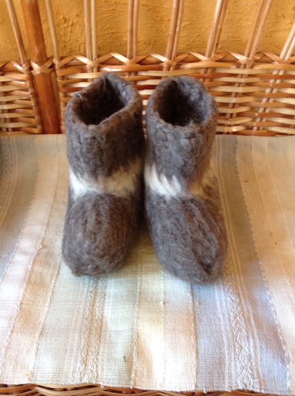 Вяжу  , носочки плотные как валеночки, пончо, свитера .а также попробовала сделать деревянные часики с милым оформлением, мне кажется прекрасный подарок любимым.