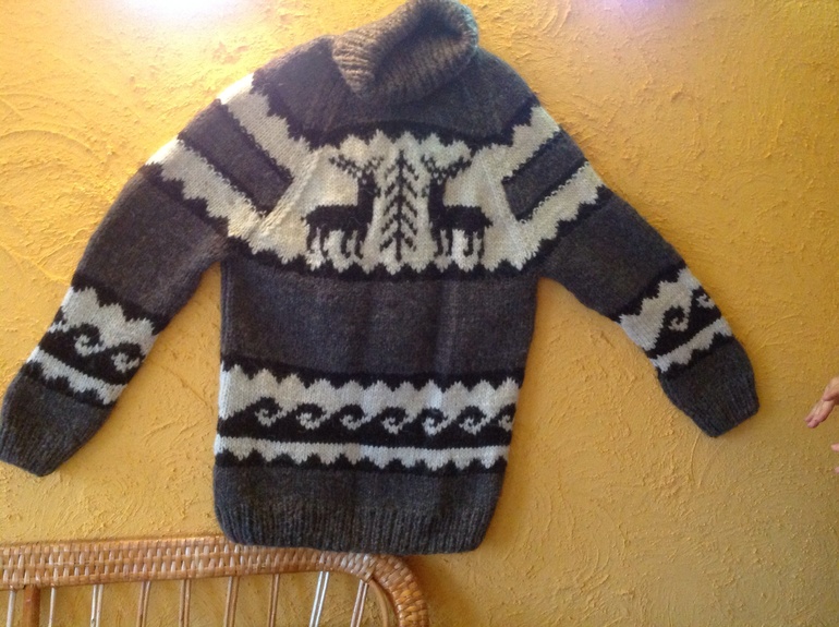 Вяжу  , носочки плотные как валеночки, пончо, свитера .а также попробовала сделать деревянные часики с милым оформлением, мне кажется прекрасный подарок любимым.