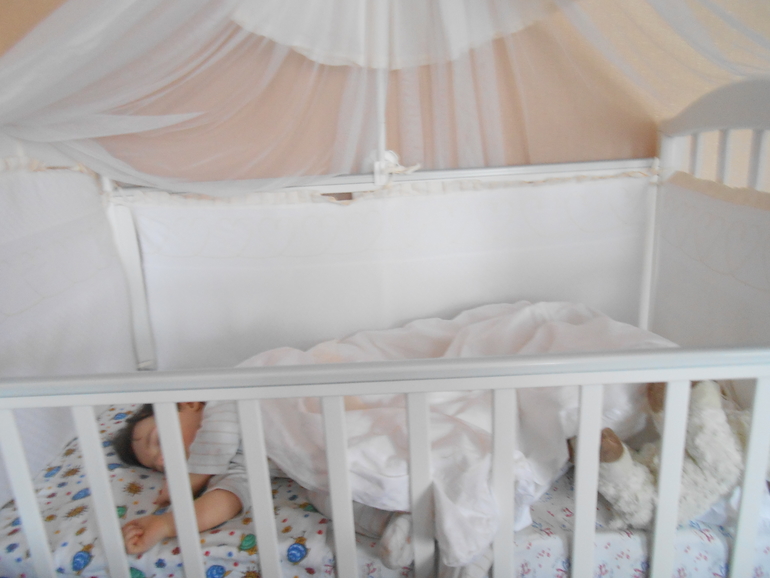 Пробуем переселить на ночь в свою кроватку