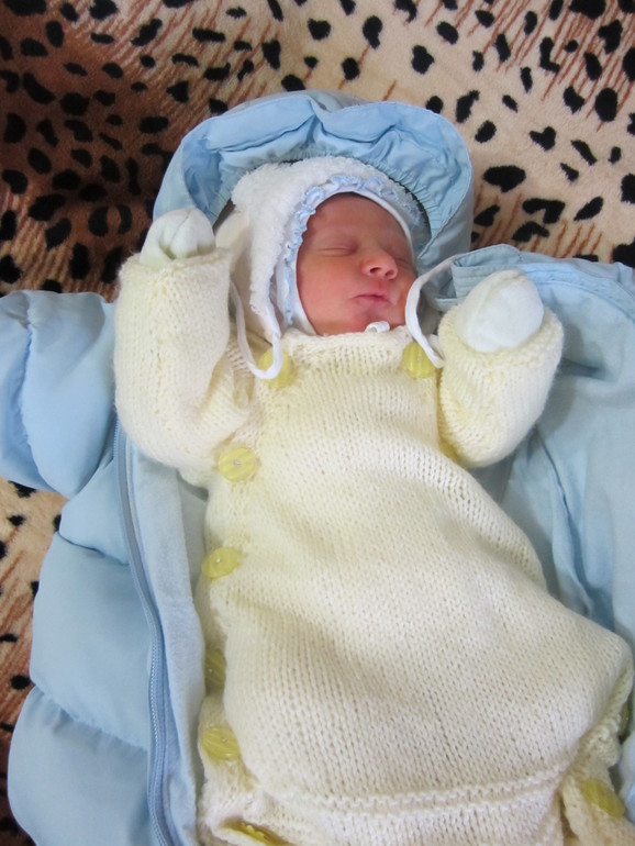 ровно год назад папа забрал нас из рд))наше годовасие и много фоток))