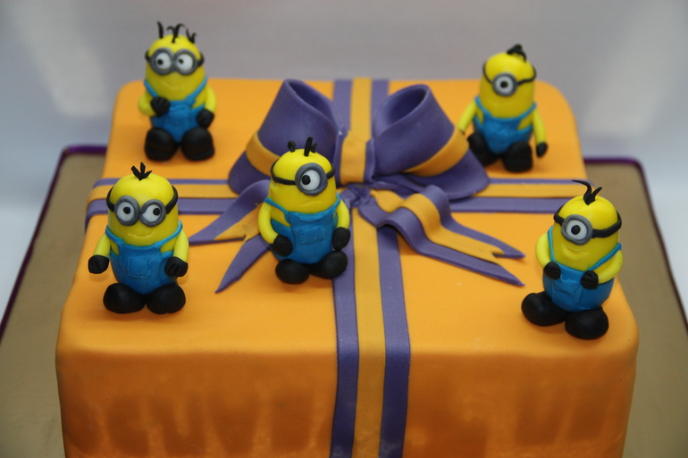 ТОРТ ПОДАРОК С МИНЬОНАМИ.