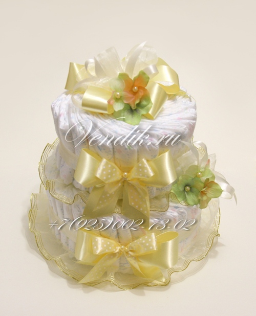 Нежно жёлтый тортик из памперсов.