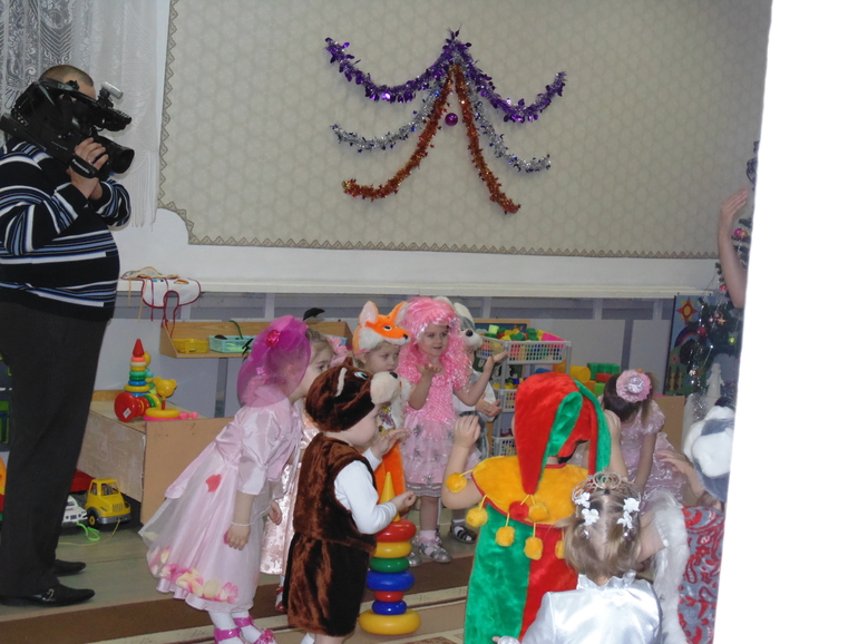 А у нас сегодня в саду , Новогодний утренник !!! ))) ... и любимая наша - Кукла Милаша )))