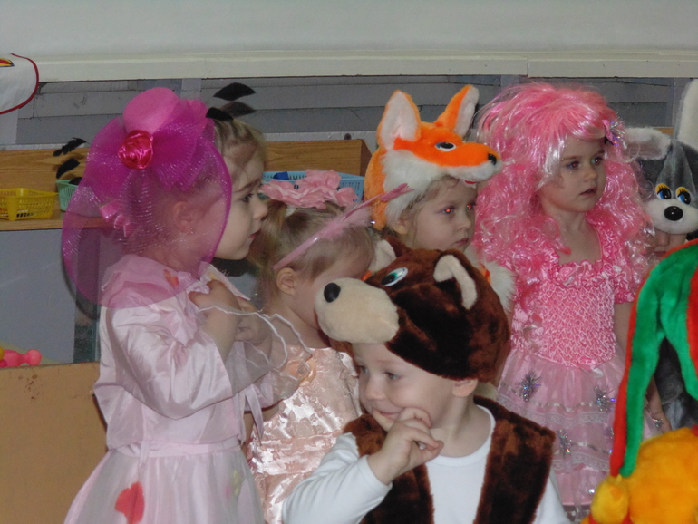 А у нас сегодня в саду , Новогодний утренник !!! ))) ... и любимая наша - Кукла Милаша )))