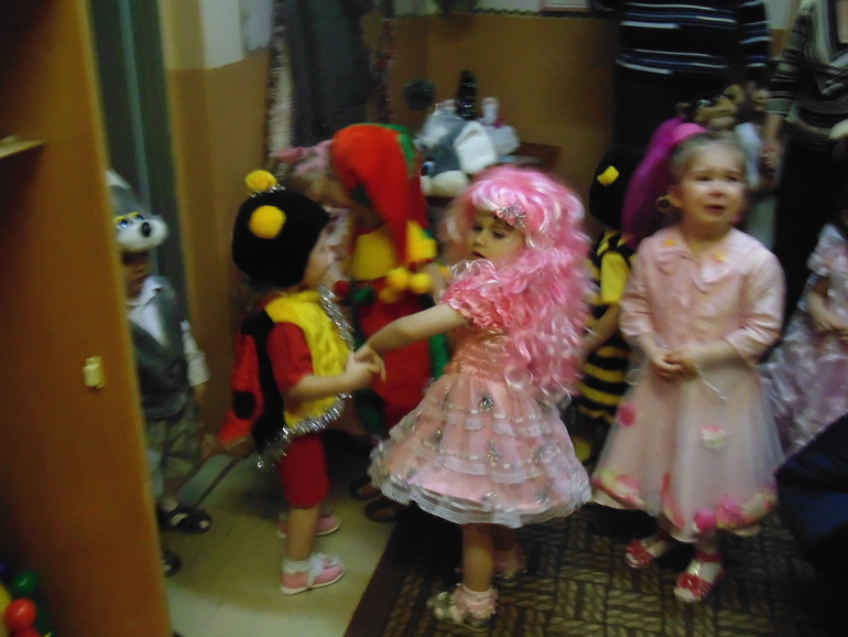 А у нас сегодня в саду , Новогодний утренник !!! ))) ... и любимая наша - Кукла Милаша )))