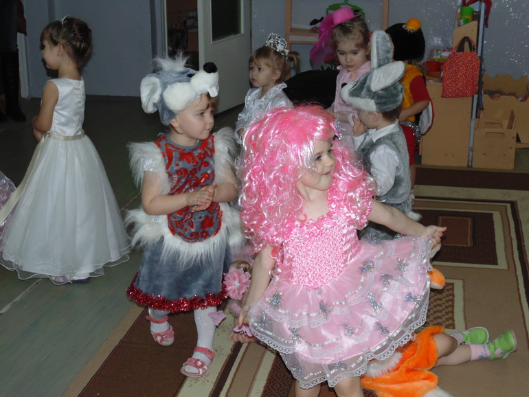 А у нас сегодня в саду , Новогодний утренник !!! ))) ... и любимая наша - Кукла Милаша )))