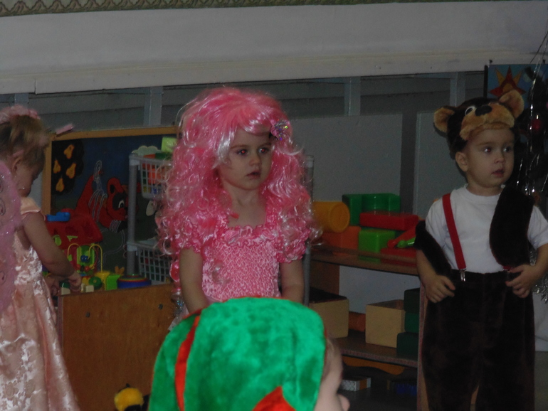 А у нас сегодня в саду , Новогодний утренник !!! ))) ... и любимая наша - Кукла Милаша )))