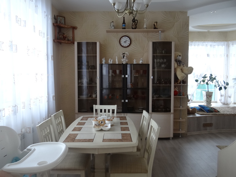 Часть столовой-гостиной из помещения кухня-столовая-гостиная...)))