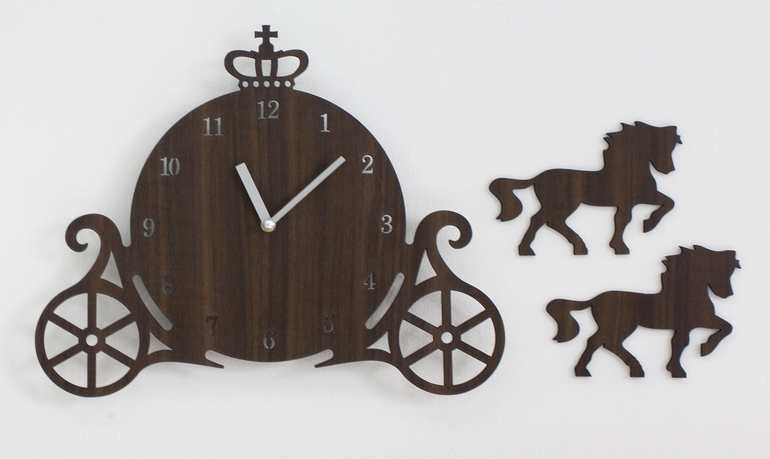 Дизайнерские часы в форме лошадки