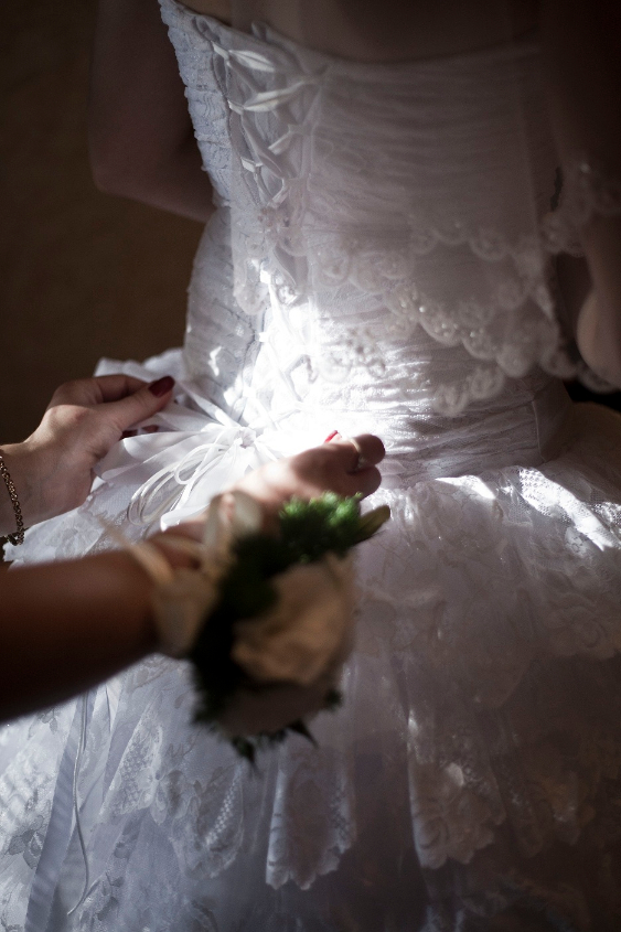 Продам (2500) или сдам в прокат (1000) своё свадебное платье, гипюр. Не венчанное. Одето всего 1 раз на собственную свадьбу. Белоснежное, 44 размер (з