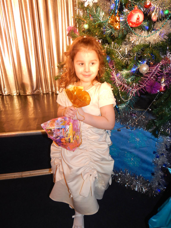 Дочка со снегурочкой и со сладким подарком
