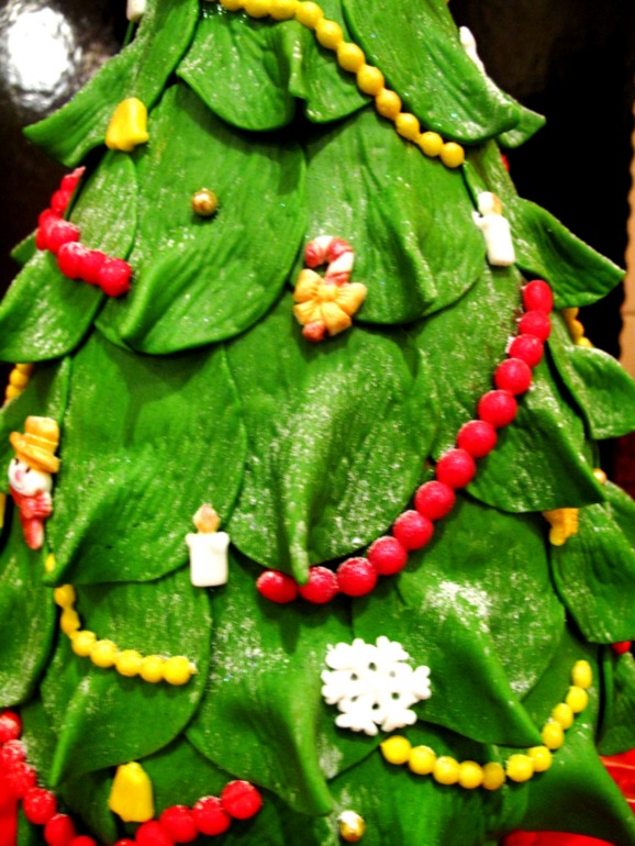 А теперь и елка-Новый Год!)))