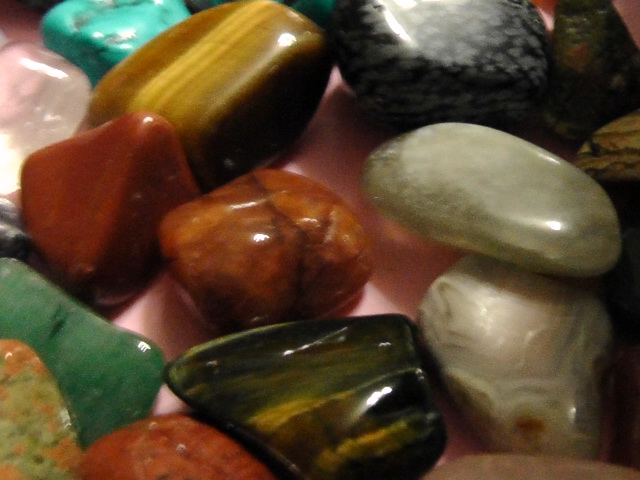 рассматриваем камни