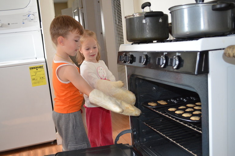 Наш первый Домик из печенья и просто печенья))) 3г.8мес.