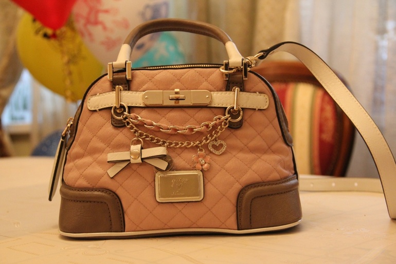 Гламурная сумка Guess, новая! 5000руб.
