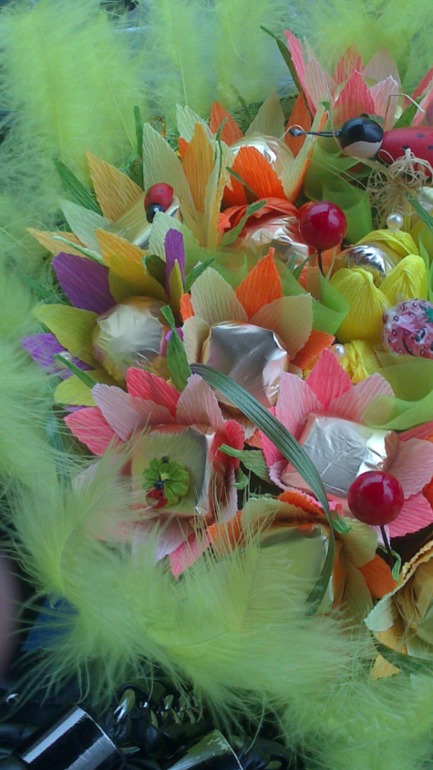 мои поделки конфетные, хоть и не новогодние