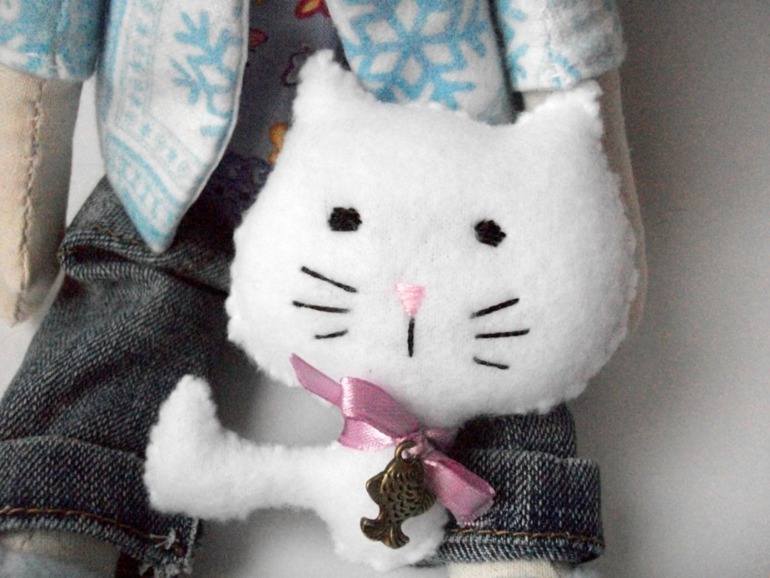 Зимняя куколка с котёнком