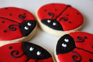 нужны капкейки или печенье с глазурью