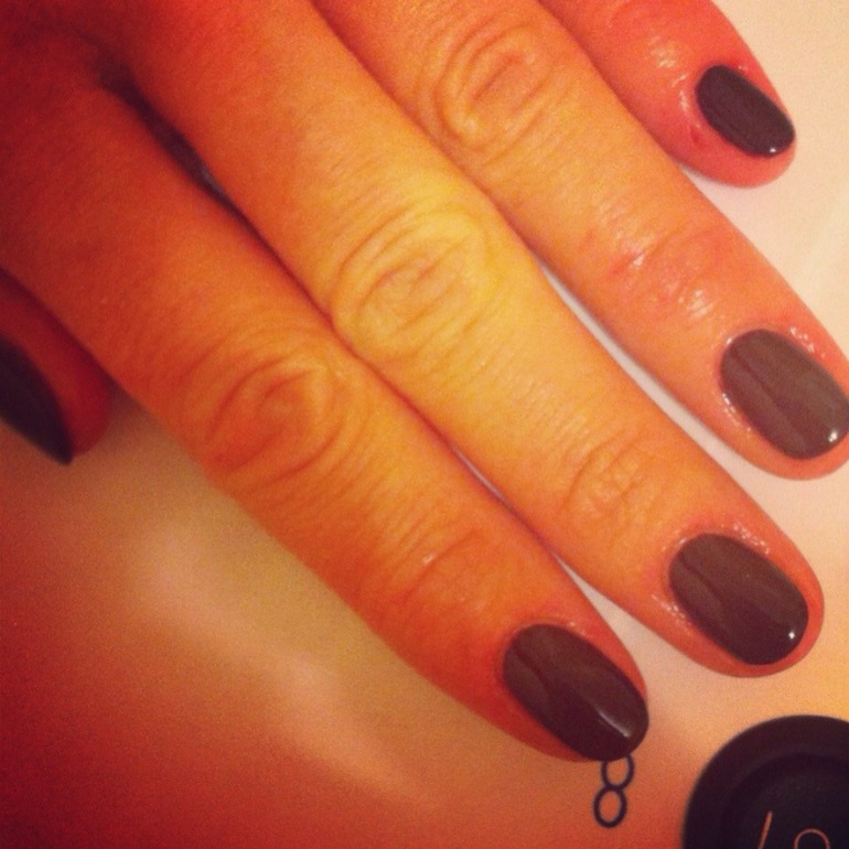 Маникюр ( обрезной) + покрытие шеллак CND за 750 рублей!