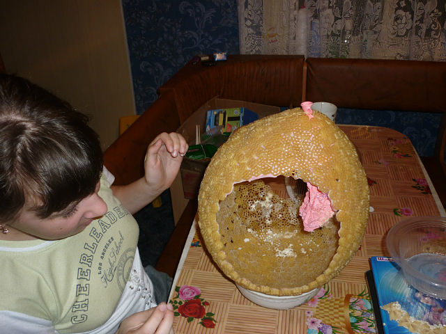 Отличная идея)))Макароны, клей,краска, шарик и красота)))