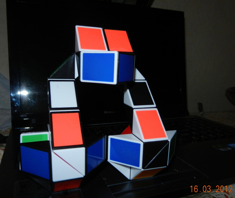 Фигурка из змейки рубика