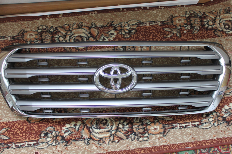 Решетка на Toyota Land Cruiser 200(оригинал)