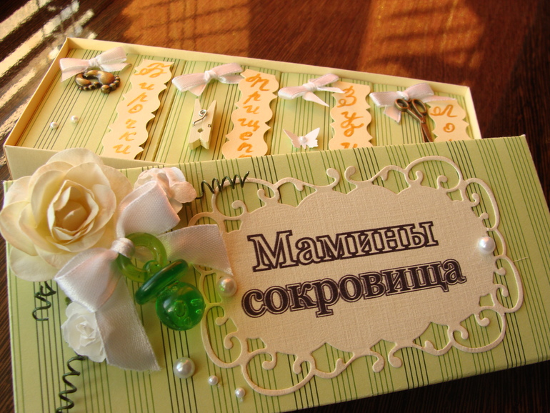 Всем приветик! Давненько я не писала, Мы на Новый год ездиди в Харьков к моим родителям и сестре. Побыли там две недельки, но все равно маловато - все задуманное не успела сделать, ну, ничего. Новенького пока наверное ничего - все как у всех, растем, развиваемся, все достаем со шкафов, играем, читаем и т.д. Я с сегодняшнего дня иду учится на фотографа! Ура! Очень мне это дело нравится. Уверенна, что у меня получится. Очень хочу фотографировать новорожденных, свадьбы, беременных и семейные всякие проэкты. Ну, вроде больше ничего. Скоро выставлю фотоновых коробочек "Мамины сокровища". Еще осталась салатовая и продаю голубую в горох.