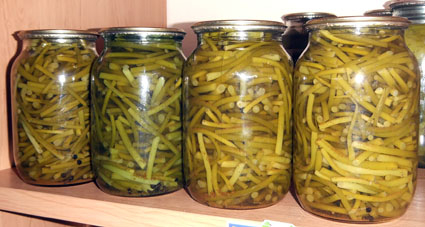 Маринованные стрелки чеснока.