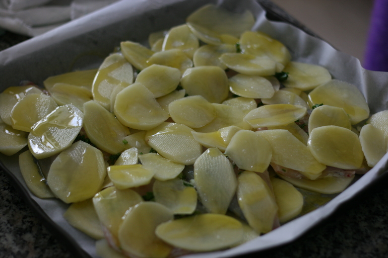Рыбка дорадо, запеченая с картофелем