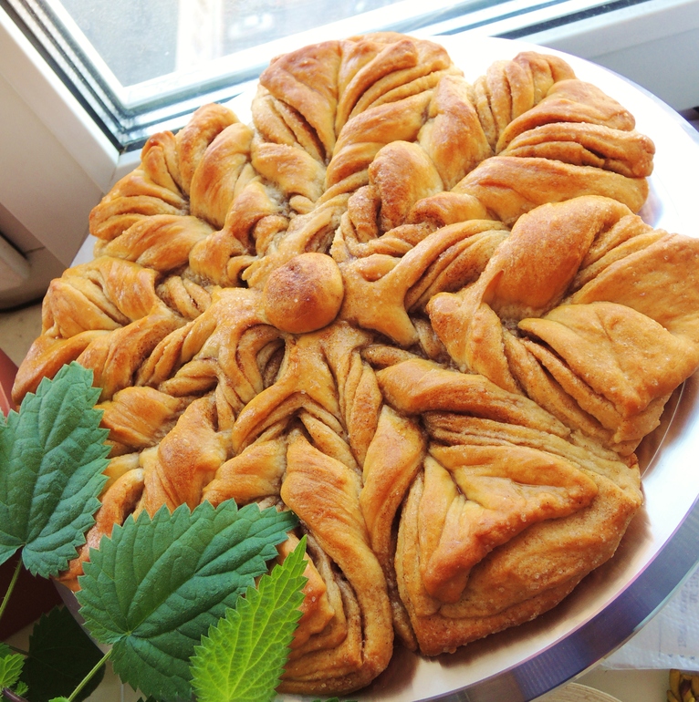 Постный пирог с сахаром и корицей.