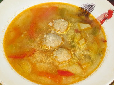 Щи из брюссельской капусты с фрикадельками.