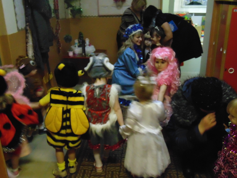 А у нас сегодня в саду , Новогодний утренник !!! ))) ... и любимая наша - Кукла Милаша )))
