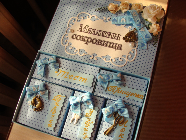 Всем приветик! Давненько я не писала, Мы на Новый год ездиди в Харьков к моим родителям и сестре. Побыли там две недельки, но все равно маловато - все задуманное не успела сделать, ну, ничего. Новенького пока наверное ничего - все как у всех, растем, развиваемся, все достаем со шкафов, играем, читаем и т.д. Я с сегодняшнего дня иду учится на фотографа! Ура! Очень мне это дело нравится. Уверенна, что у меня получится. Очень хочу фотографировать новорожденных, свадьбы, беременных и семейные всякие проэкты. Ну, вроде больше ничего. Скоро выставлю фотоновых коробочек "Мамины сокровища". Еще осталась салатовая и продаю голубую в горох.