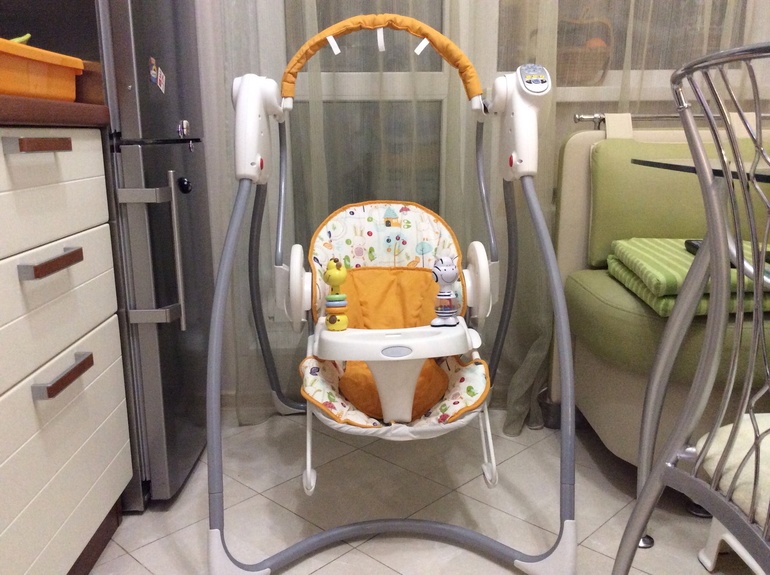 Продаю  Качели электронные Graco Duo