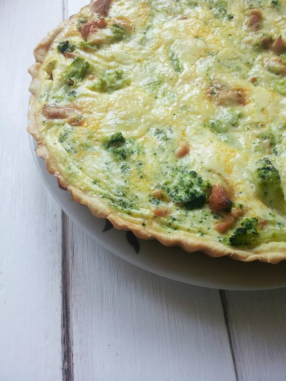 Киш с брокколи, индейкой и сыром