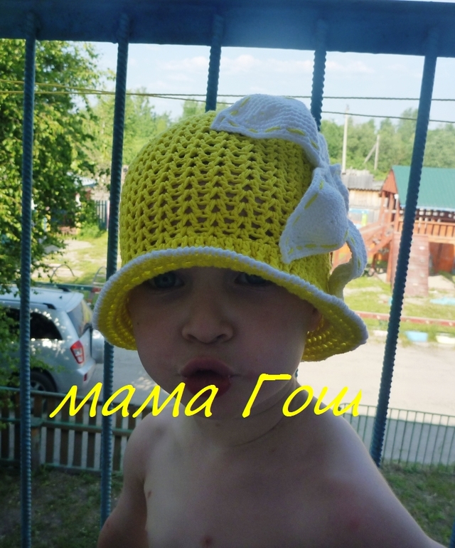 панама с лилией