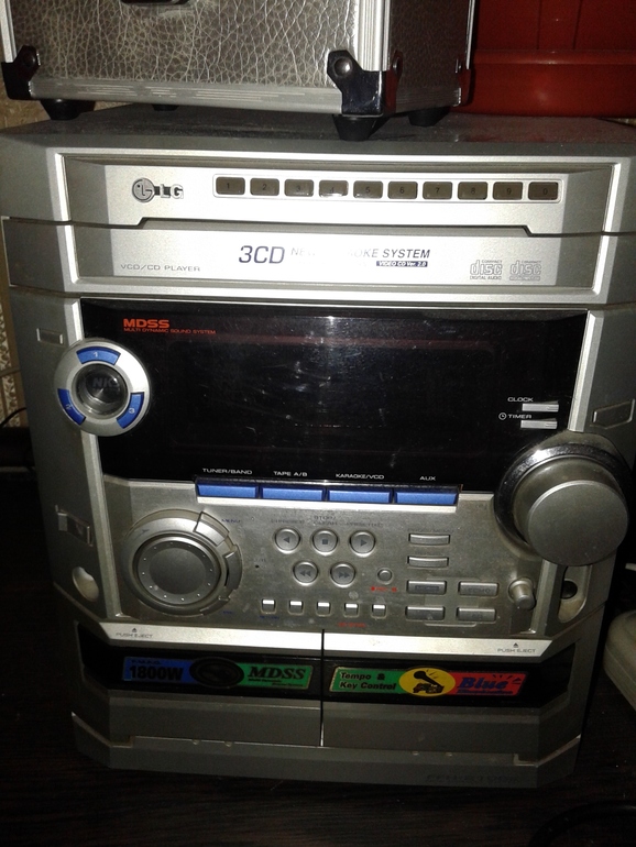 Отдам музыкальный центр 3CD,караоке. м.Скобелевская